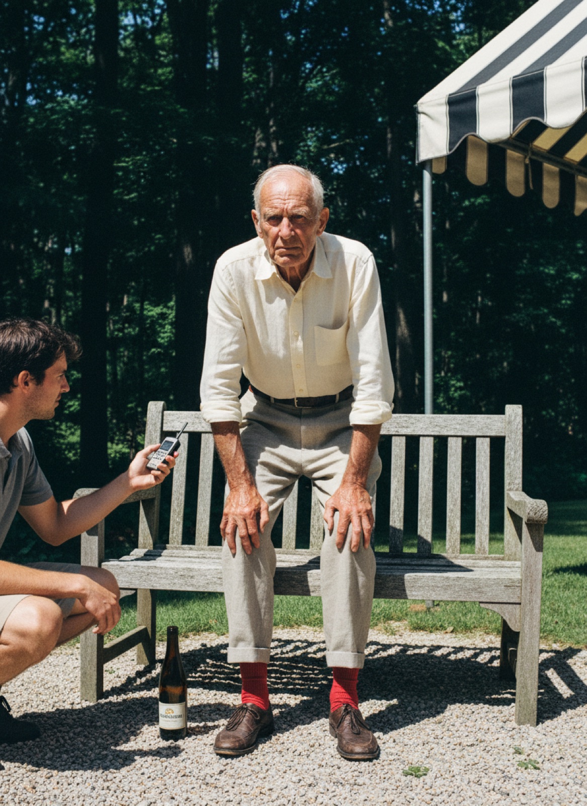 A quiet Appalache bench scene suited to press usage.